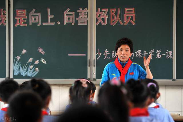 香港先进的电影制作带到内地主要靠台前幕后人员，在工作过程会对剧组产生影响。